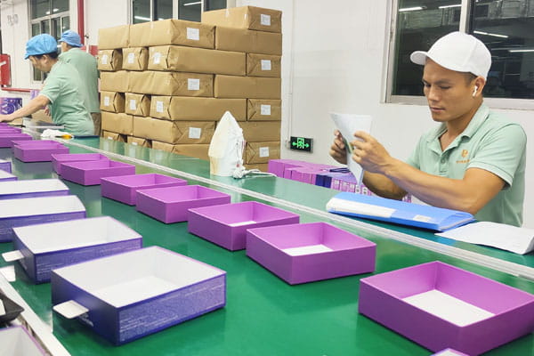 Assembly of gift boxes on the conveyor line at a packaging factory in China