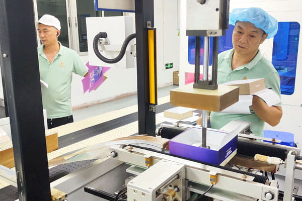 Press for wrapping laminated boxes with paper in China